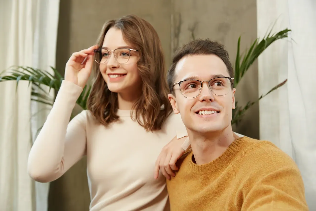 Profissional da ótica atendendo em casa